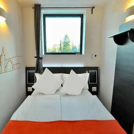Easyhotel 3*