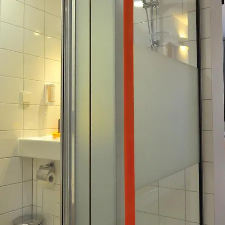 מלון Easyhotel 3*